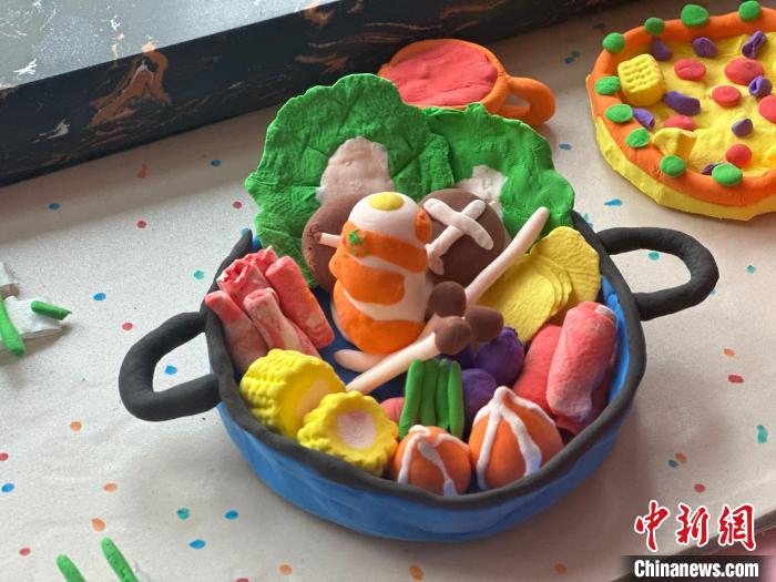 「本物そっくり!」小学生が公開授業で粘土細工の「料理」づくり